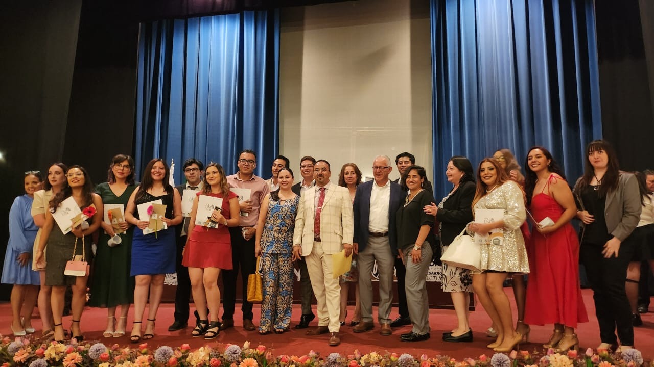 Fotografía grupal de la primera generación del TSU-CHM