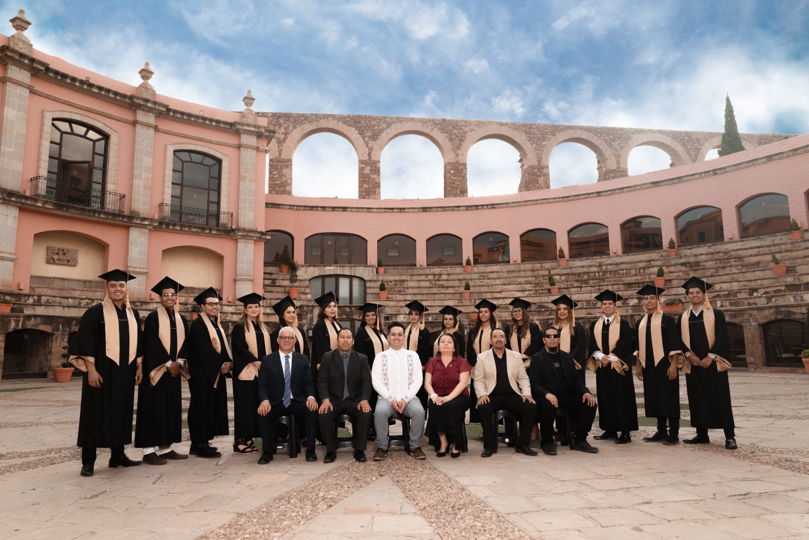 Primera generación del TSU-CHM durante su ceremonia de graduación
